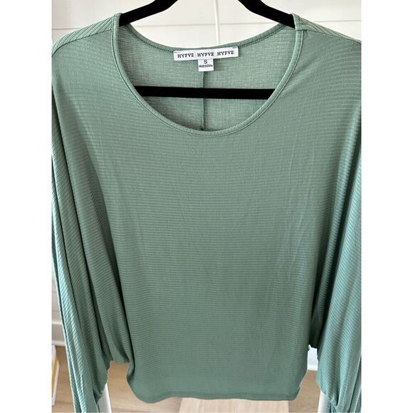 Scoop neck to with ruched drawstring sleeves sz small - Picture 3 of 5